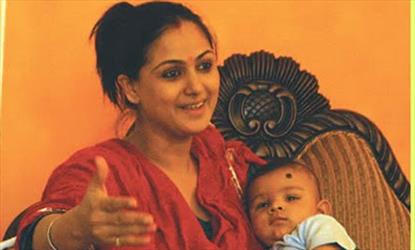 தங்கள் குழந்தைகளோடு இருக்கும் முன்னாள் நடிகைகளின் அரிய புகைப்படங்கள் 